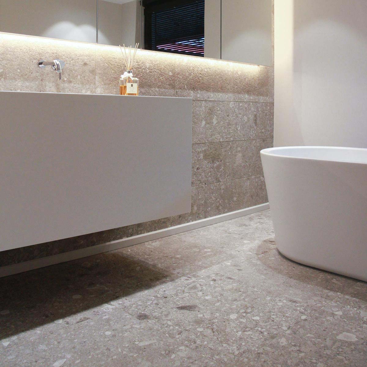 article-consumer-bathroomflooring-feature-1200-1200
